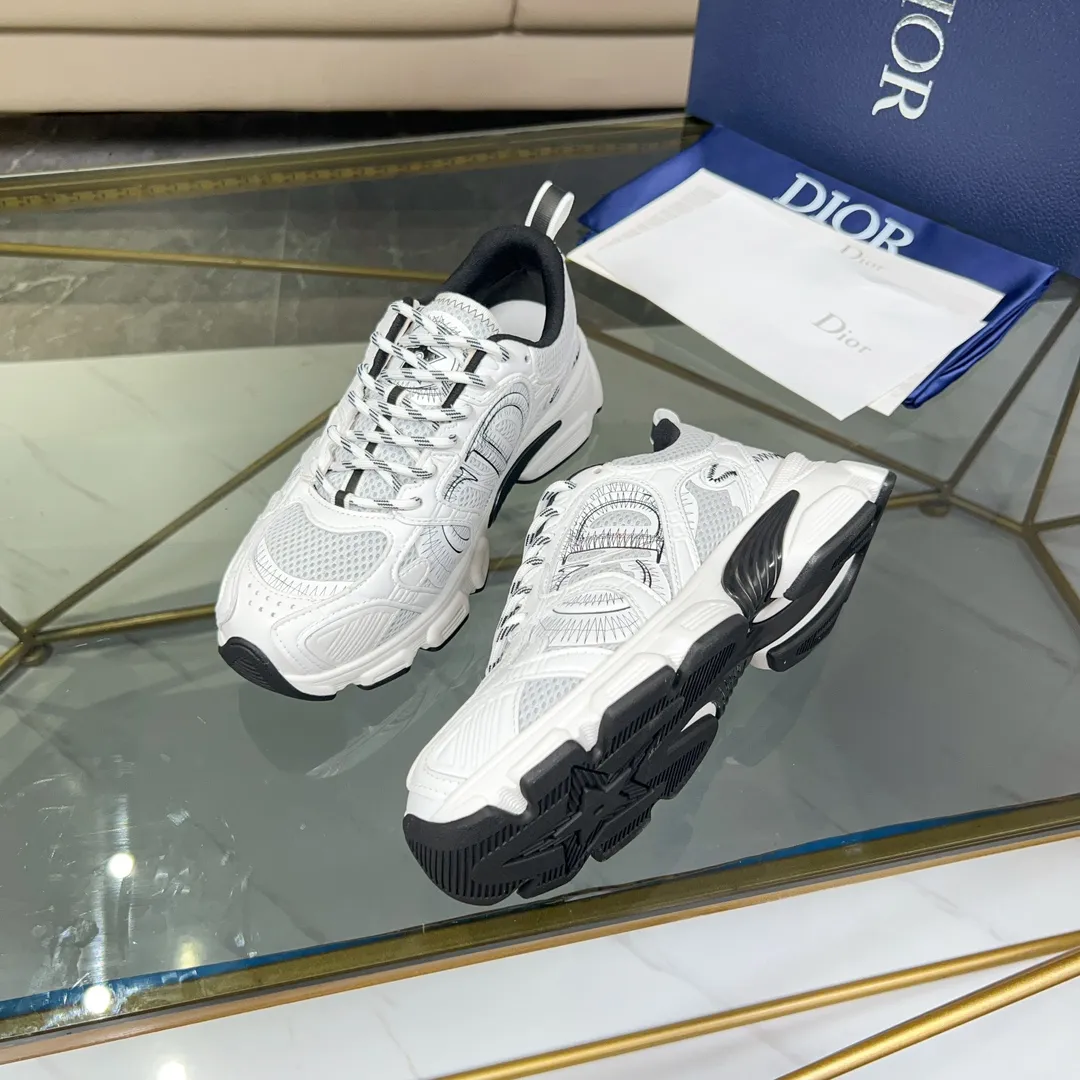 Men's Men's Shoes 💰500 [New Style] 🛠️🛠️Dior-Dior Chrono sneakers are a new product in the 2024 autumn ready-to-wear series, reinterpreting running shoes in Dior's high-end style. Crafted from beige mesh with laminated leather-effect panels in gold and silver tones, it's highlighted by CD logos on the sides, a star patch on the tongue and a Dior logo on the heel. Featuring tri-color laces, a lightweight sole and star embellishments for a casual look for any season. Size: Female size 35-41 (Female size 41 and 42 can be customized) Male size 39-44 (45/46 can be customized) Color: white, pink, gold, silver, black
